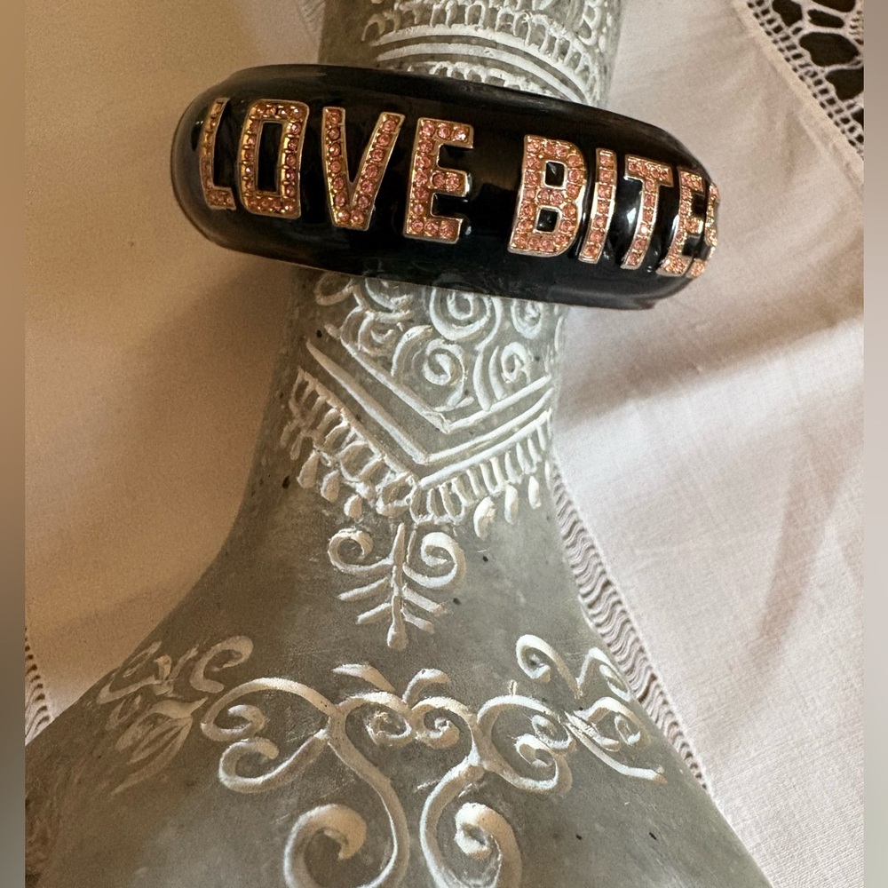 LOVE 💝 BITES CRYSTAL BETSEY JOHNSON GOLD
Bracelet Goth Pink & Gold